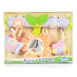 MŰANYAGJÁTÉK kiságyra tehető színes játék VIRÁGOS