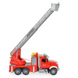 FIÚ játék AUTÓ Tűzoltó autó hanggal és vízspriccelő funkcióval 36cm PIROS