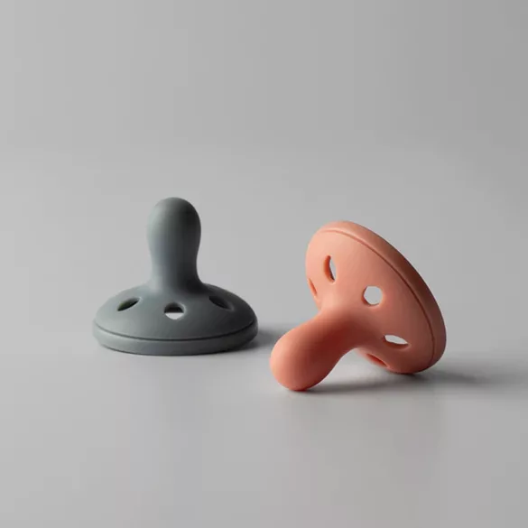 Tommee Tippee nyugtató cumi szilikon Breast-Like anyamell formájú 6-18 hó 2db színes