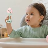 BabyOno csörgõ rágóka eper 499/03