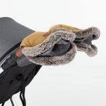 PETITE&MARS Téli szett Arctic 4in1 bundazsák + kézmelegítő kesztyű babakocsira Furry Elegant Caramel