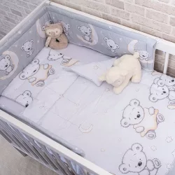   DOMBABY 3 részes ágynemű garnitúra fejvédővel  MACIS SZÜRKE