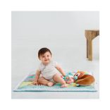 Skip Hop játszószőnyeg játékhíddal Camping Cub